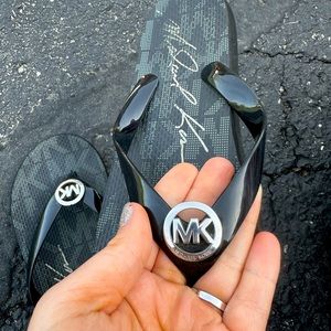 Michael kors flip flops size 7